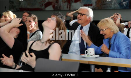 Presidente dei Socialdemocratici (SPD) Bundestag fazione Frank-Walter Steinmeier (C), membri del Bundestag tedesco e parlamentari membri del personale guarda la Germania la Coppa del Mondo di calcio nell'Edificio del Reichstag a Berlino (Germania), 18 giugno 2010. Foto: Tim Brakemeier Foto Stock