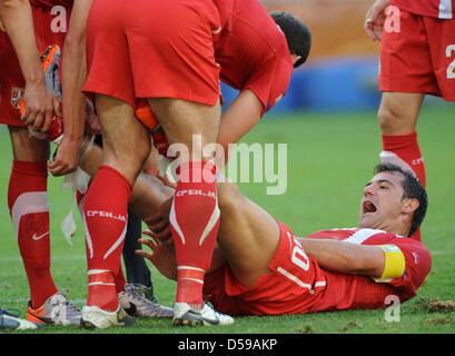 La Serbia il capitano Dejan Stankovic giace ferito a terra durante la Coppa del Mondo FIFA 2010 GRUPPO D match tra la Germania e la Serbia a Nelson Mandela Bay Stadium di Port Elizabeth, Sud Africa 18 Giugno 2010. La Serbia ha vinto 1-0. Foto: Marcus Brandt dpa - Si prega di fare riferimento a http://dpaq.de/FIFA-WM2010-TC +++(c) dpa - Bildfunk+++ Foto Stock