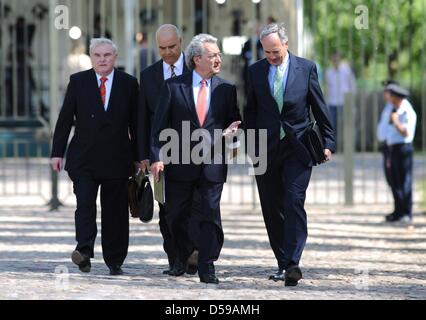 (L-R) Presidente della Associazione tedesca delle Camere di Commercio e Industria (DIHK) Hans Heinrich Driftmann, presidente della Confederazione tedesca di artigiani qualificati (ZDH) Otto Kenzler, presidente della Confederazione di tedesco le associazioni di datori di lavoro (BDA) Dieter Hundt, e il Presidente della Federazione delle industrie tedesche (BDI) Hans-Peter Keitel arriva per il così callefd futuro Vertice dell' Foto Stock
