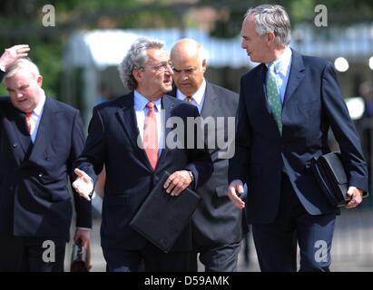 (L-R) Presidente della Associazione tedesca delle Camere di Commercio e Industria (DIHK) Hans Heinrich Driftmann, presidente della Confederazione tedesca di artigiani qualificati (ZDH) Otto Kenzler, presidente della Confederazione di tedesco le associazioni di datori di lavoro (BDA) Dieter Hundt, e il Presidente della Federazione delle industrie tedesche (BDI) Hans-Peter Keitel arriva per il così callefd futuro Vertice dell' Foto Stock