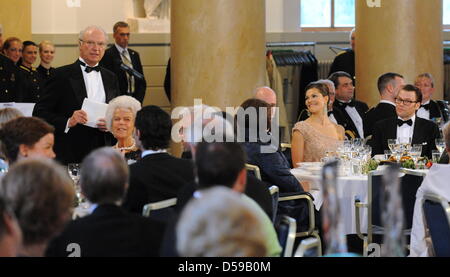 Re Carlo XVI Gustavo di Svezia (L) tiene un discorso accanto alla principessa ereditaria Vittoria di Svezia e suo marito da Daniel Westling (R) al governo la cena al Eric Ericson Hall di Skeppsholmen, una delle isole di Stoccolma in occasione delle nozze della principessa ereditaria Vittoria di Svezia e Daniel Westling, Stoccolma, Svezia, 18 giugno 2010. La cerimonia di nozze si ta Foto Stock