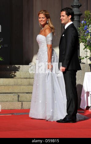 La principessa Madeleine (L) e il Principe Carl Philip di Svezia arrivano al governo la cena presso il Eric Ericson Hall di Skeppsholmen in occasione del matrimonio della Principessa Ereditaria Vittoria di Svezia e Daniel Westling a Stoccolma, Svezia, 18 giugno 2010. Foto: JOCHEN LUEBKE Foto Stock