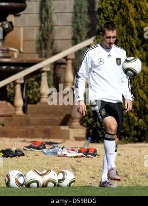 La Germania Miroslav KLOSE controlla la sfera durante il corso di formazione al Velmore Grande Hotel a giugno 19, 2010 a Pretoria, Sud Africa. Foto: Joern Pollex Pool *** Caption locale *** Miroslav KLOSE; Stefan Kiessling; Mario Gomez; Hans-Dieter Flick; Dennis Aogo; Cacau; Piotr Trochowski; Serdar Tasci; Toni Kroos; Marcell Jansen +++(c) dpa - Bildfunk+++ Foto Stock