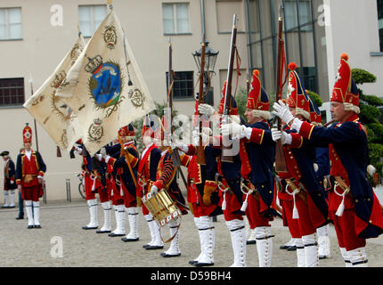 Il cosiddetto Potsdam giganti emanare un practive a Potsdam, Germania, 19 giugno 2010. Il club re-decreta la Prussia reggimento di fanteria composta di statura superiore alla media di soldati. Foto: Nestor Bachmann Foto Stock