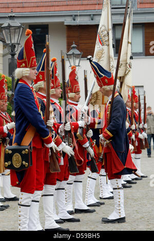 Il cosiddetto Potsdam giganti emanare un practive a Potsdam, Germania, 19 giugno 2010. Il club re-decreta la Prussia reggimento di fanteria composta di statura superiore alla media di soldati. Foto: Nestor Bachmann Foto Stock