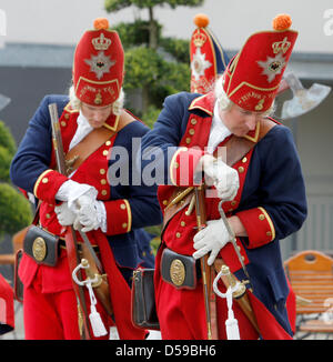 Il cosiddetto Potsdam giganti emanare un practive a Potsdam, Germania, 19 giugno 2010. Il club re-decreta la Prussia reggimento di fanteria composta di statura superiore alla media di soldati. Foto: Nestor Bachmann Foto Stock