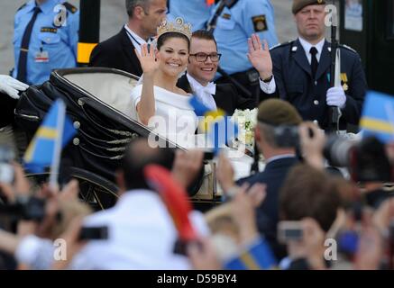 La coppia di novelli sposi la Principessa Victoria di Svezia e il Principe Daniel di Svezia fate un giro in carrozza regale attraverso la città di Stoccolma, Svezia, 19 giugno 2010. Foto: CARSTEN REHDER Foto Stock