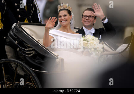 La sposi Crown Princess giovane, la Principessa Victoria di Svezia e il Principe Daniel di Svezia fate un giro in carrozza regale attraverso la città di Stoccolma, Svezia, 19 giugno 2010. Foto: Frank può Foto Stock