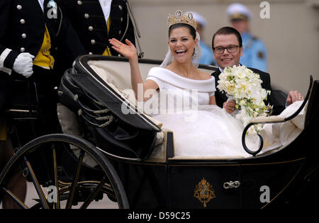 La sposi Crown Princess giovane, la Principessa Victoria di Svezia e il Principe Daniel di Svezia fate un giro in carrozza regale attraverso la città di Stoccolma, Svezia, 19 giugno 2010. Foto: Frank può Foto Stock