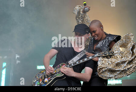 Deborah Anne Dyer genannt pelle, SŠngerin der britischen Band "kunk Anansie' mit ihrem Gitarristen Martin Ivor Kent am Samstag (19.06.2010) beim Hurricane-Festival in Schee§el (Landkreis Rotenburg/WŸmme). Foto: Carmen Jaspersen dpa/L  Foto Stock