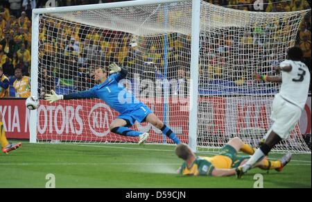 In Australia il portiere Mark Schwarzer salva un colpo dal Ghana Asamoah Gyan durante la Coppa del Mondo FIFA 2010 GRUPPO D match tra Ghana e Australia al Royal Bafokeng Stadium di Rustenburg, Sud Africa 19 Giugno 2010. Foto: Achim Scheidemann - Si prega di fare riferimento a http://dpaq.de/FIFA-WM2010-TC Foto Stock