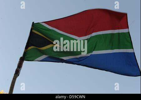 Sud Africa bandiera nazionale vola durante la Coppa del Mondo FIFA 2010 GRUPPO D match tra Ghana e Australia al Royal Bafokeng Stadium di Rustenburg, Sud Africa 19 Giugno 2010. Foto: Achim Scheidemann - Si prega di fare riferimento a http://dpaq.de/FIFA-WM2010-TC Foto Stock