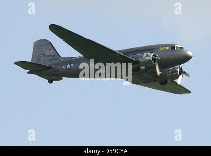 (Dpa) file di un file immagine datata 12 maggio 2009 di un Douglas DC-3 Dakota su Berlino, Germania. I vigili del fuoco di esaminare un passito si è schiantato bombardiere, aka bombardiere di caramella in un campo nei pressi di Schoenefeld, Germania, 19 giugno 2010. Quattro dei 25 passeggeri sono rimasti feriti in atterraggio di emergenza. La storica aereo si è schiantato ancora motivi di incertezza dopo il decollo. Foto: Wolfgang Kumm Foto Stock