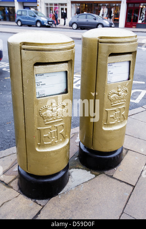 Oro due caselle di posta in Bridge Street, Stratford-Upon-Avon per contrassegnare Paralympian James Roe la medaglia d'oro nel 2012 Giochi Olimpici Foto Stock