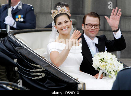 La Principessa Victoria di Svezia e il Principe Daniel di Svezia fate un giro in carrozza regale attraverso la città dopo il loro matrimonio a Stoccolma, Svezia, 19 giugno 2010. Foto: Patrick van Katwijk Foto Stock