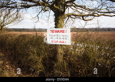 Un segno di protesta contro la HS2 la linea ferroviaria ad alta velocità che passa attraverso questa zona di Warwickshire a Cubbington Foto Stock