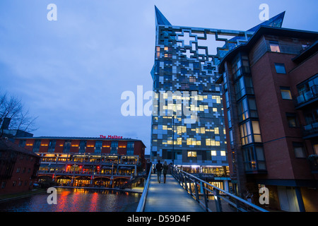 La cassetta postale e il Cubo nel centro della città di Birmingham, Regno Unito Foto Stock