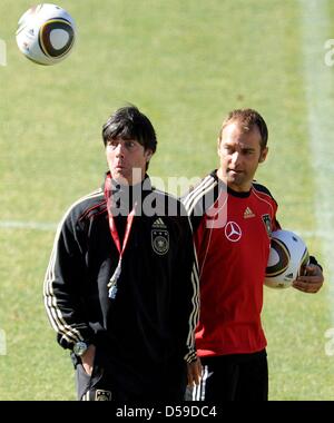 Headcoach tedesco Joachim Loew (L) e l'assistente allenatore Hans-Dieter Flick durante una sessione di allenamento della nazionale tedesca di calcio al Super Stadium di Atteridgeville vicino a Pretoria, 20 giugno 2010. Foto: Bernd Weißbrod dpa +++(c) dpa - Bildfunk+++ Foto Stock