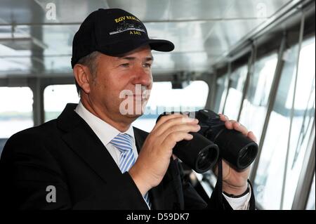 Berlin signore sindaco Klaus Wowereit sorrisi sul ponte della marina tedesca nave alimentazione " Berlin " di Eckernfoerde, Germania, 20 giugno 2010. Il "Berlin" è stato messo in servizio undici anni fa. Foto: Maurizio Gambarini Foto Stock