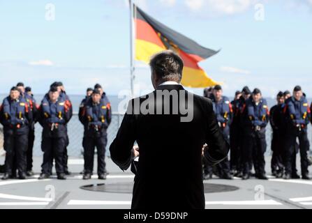 Berlin signore sindaco Klaus Wowereit parla all'equipaggio della marina tedesca nave alimentazione " Berlin " di Eckernfoerde, Germania, 20 giugno 2010. Il "Berlin" è stato messo in servizio undici anni fa. Foto: Maurizio Gambarini Foto Stock