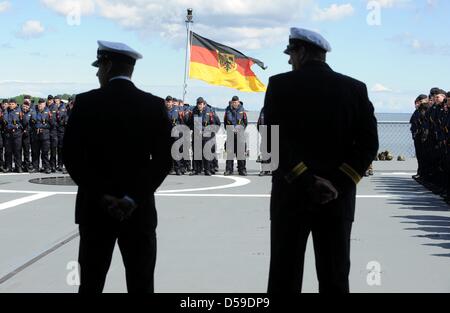 Berlin signore sindaco Klaus Wowereit parla all'equipaggio della marina tedesca nave alimentazione " Berlin " di Eckernfoerde, Germania, 20 giugno 2010. Il "Berlin" è stato messo in servizio undici anni fa. Foto: Maurizio Gambarini Foto Stock