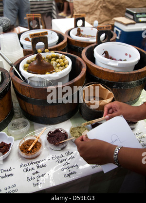 Le olive in vendita presso il vecchio mulino biscotto Mercato in Woodstock - Cape Town - Sud Africa Foto Stock