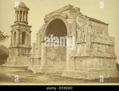 L'arco trionfale romano a Saint-Rémy-de-Provence, in Francia, è un antico monumento che mostra l'architettura romana con volte a botte e a cassettoni, iscrizioni e rilievi che raccontano la storia delle vittorie romane. Foto Stock