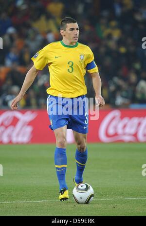 Il Brasile è Lucio durante la Coppa del Mondo FIFA 2010 Gruppo G match tra Brasile e Costa d Avorio al Soccer City Stadium di Johannesburg, Sud Africa 20 Giugno 2010. Foto: Achim Scheidemann dpa - Si prega di fare riferimento a http://dpaq.de/FIFA-WM2010-TC Foto Stock