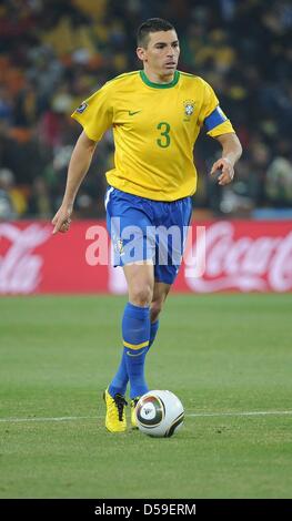 Il Brasile è Lucio durante la Coppa del Mondo FIFA 2010 Gruppo G match tra Brasile e Costa d Avorio al Soccer City Stadium di Johannesburg, Sud Africa 20 Giugno 2010. Foto: Achim Scheidemann dpa - Si prega di fare riferimento a http://dpaq.de/FIFA-WM2010-TC Foto Stock