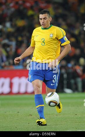 Il Brasile è Lucio durante la Coppa del Mondo FIFA 2010 Gruppo G match tra Brasile e Costa d Avorio al Soccer City Stadium di Johannesburg, Sud Africa 20 Giugno 2010. Foto: Achim Scheidemann dpa - Si prega di fare riferimento a http://dpaq.de/FIFA-WM2010-TC Foto Stock