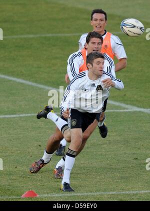 Germania Thomas Mueller (anteriore), Mario Gomez e Piotr Trochowski (retro) durante una sessione di allenamento della nazionale tedesca di calcio in Super Stadium di Atteridgeville vicino a Pretoria, Sud Africa, 21 giugno 2010. Foto: Marcus Brandt dpa +++(c) dpa - Bildfunk+++ Foto Stock