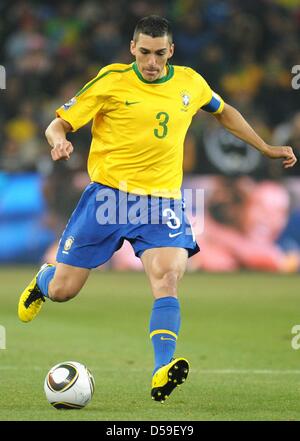 Lucio del Brasile controlla la sfera durante la Coppa del Mondo FIFA 2010 Gruppo G match tra Brasile e Costa d Avorio al Soccer City Stadium di Johannesburg, Sud Africa 20 Giugno 2010. Foto: Ronald Wittek dpa - Si prega di fare riferimento a http://dpaq.de/FIFA-WM2010-TC Foto Stock