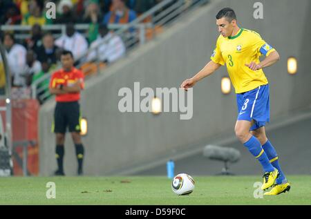 Il Brasile è Lucio durante la Coppa del Mondo FIFA 2010 Gruppo G match tra Brasile e Costa d Avorio al Soccer City Stadium di Johannesburg, Sud Africa 20 Giugno 2010. Foto: Achim Scheidemann dpa - Si prega di fare riferimento a http://dpaq.de/FIFA-WM2010-TC Foto Stock