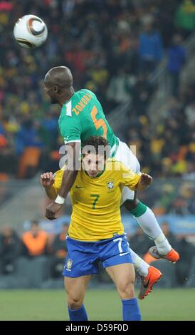 Il Brasile è Elano (giù) il sistema VIES per la palla con la Costa d Avorio è Didier ZOKORA durante la Coppa del Mondo FIFA 2010 Gruppo G match tra Brasile e Costa d Avorio al Soccer City Stadium di Johannesburg, Sud Africa 20 Giugno 2010. Foto: Achim Scheidemann dpa - Si prega di fare riferimento a http://dpaq.de/FIFA-WM2010-TC Foto Stock