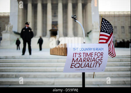 Washington DC, Stati Uniti d'America. Il 27 marzo 2013. La Corte Suprema a Washington D.C. Mercoledì mattina come la Corte è di ascoltare argomenti sulla costituzionalità della difesa 1996 dell atto di matrimonio che definisce il matrimonio come solo tra un uomo e una donna. (Immagine di credito: credito: Pete Marovich/ZUMAPRESS.com/Alamy Live News) Foto Stock