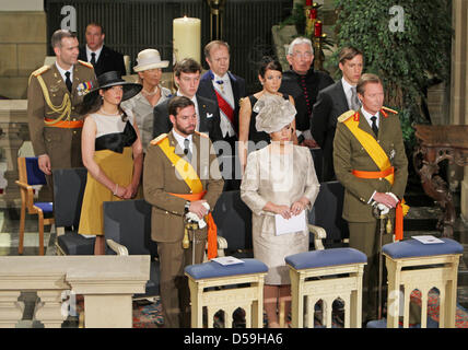 Il Granduca Henri di Lussemburgo (anteriore R), la Granduchessa Maria Teresa di Lussemburgo (anteriore C), Guillaume ereditarie Grad duca di Lussemburgo anteriore (L), la Principessa Alexandra di Lussemburgo (centro L-R), il Principe Louis Princess Tessy e il Principe Sebastian del Lussemburgo atttend la massa per contrassegnare la Giornata nazionale del Lussemburgo, 23 giugno 2010. Foto: Patrick van Katwijk Foto Stock