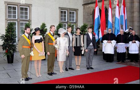 Il granduca Henri, (3 L) Granduchessa Maria Teresa (4 L), il Principe Guillaume (L), la Principessa Alexandra (2 L), il Principe Louis (5 L), Princess Tessy (6L) e il Principe Sebastian atttend la massa per contrassegnare la Giornata nazionale del Lussemburgo, 23 giugno 2010. Foto: Patrick van Katwijk Foto Stock