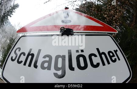 Un segno avverte i conducenti di buche nella strada in Au, Germania, 27 marzo 2013. Secondo il Club Auto in Europa (ACE), il membro del Baden-Wuerttemberg deve adress questioni di sicurezza di trasporto durante la ricostruzione di strade. Foto: Patrick Seeger Foto Stock