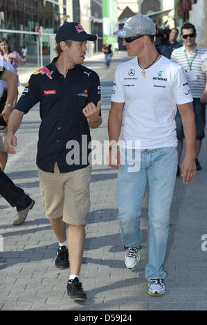 Il driver tedesco Sebastian Vettel della Red Bull Racing (R) e il pilota tedesco Michael Schumacher della Mercedes GP chat nel paddock del circuito cittadino di Valencia, Spagna, 24 giugno 2010. Il 2010 Formula 1 Gran Premio d'Europa si terrà il 27 giugno. Foto: David Ebener Foto Stock