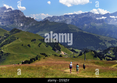Famiglia a piedi nelle Alpi Svizzere Foto Stock
