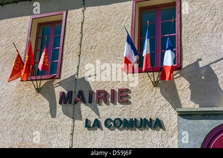 Marie (Municipio) con il francese e bandiere Cathare Foto Stock