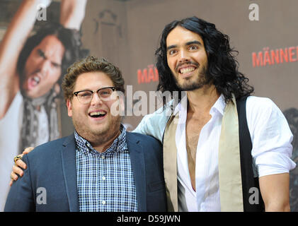 La foto mostra attori americani la collina di Giona (l) e Russell Brand che pongono al filmato lo screening di 'Get lui alla greca" di Berlino, Germania, 25 giugno 2010. Il film anteprime in Germania il 26 agosto 2010. Foto: Jens Kalaene Foto Stock