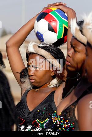 South African ballerini eseguono durante l'arrivo del ministro tedesco degli interni de Maiziere per l'apertura di un campo di calcio a Orange Farm township, circa 30km a sud di Johannesburg, Sud Africa il 27 giugno 2010. De Maiziere è su una tre giorni di visita in Sud Africa. Foto: Kerim Okten Foto Stock