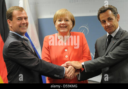 Der russische Präsident Dmitri Medwedew, Bundeskanzlerin Angela Merkel und der französische Präsident Nicolas Sarkozy treffen am Sonntag (27.06.2010) in Toronto Am Rande der G20-Sitzung zu einem Gespräch zusammen. Die G20 haben sich in der kanadischen Metropole zu ihren Beratungen versammelt. Foto: Peer Grimm dpa Foto Stock