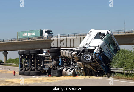 Un camion caduto su autostrada Autobahn A9 vicino a Weissenfels, Germania, 28 giugno 2010. Il camion si è schiantato in un veicolo di segno e ucciso una strada in costruzione membro dello staff. Il auobahn doveva essere chiusa per ore. Foto: Jan Woitas Foto Stock