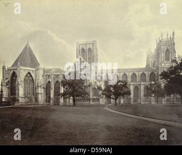 Una fotografia della cattedrale di York a York, in Inghilterra, che mette in evidenza le torri di attraversamento della cattedrale, le finestre a lancetta e gli archi a punta. La Chapter House è visibile, con la sua architettura distintiva e le intricate vetrate colorate. Foto Stock
