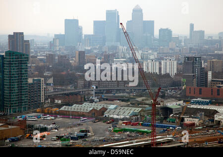 Londra, Regno Unito. Il 27 marzo 2013. Media hanno dato un anteprima del Parco in corso tour del gruppo Arcelor Mittal Orbit torre nel Parco Olimpico di oggi. Le visite guidate aperto al pubblico il venerdì 29th. I visitatori saranno in grado di ascendere il Anish Kapoor scultura per ammirare vedute panoramiche della città e il lavoro per riqualificare ciò che finiranno per diventare la regina Elisabetta Olympic Park quando finito. Credito: Jeffrey Blackler/Alamy Live News Foto Stock