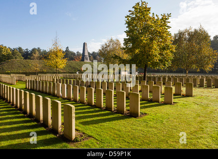 Poligono di legno, Ypres, Belgio: Early Morning sunshine su Buttes Nuovo Cimitero britannico, memoriale australiano in background Foto Stock