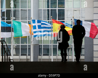 Sventolano le bandiere di paesi problematici di fronte all'edificio del Parlamento Europeo a Bruxelles, in Belgio Foto Stock