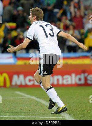 Germania Thomas Müller celebra il punteggio durante la Coppa del Mondo FIFA 2010 Round di sedici match tra Germania e Inghilterra al Free State Stadium di Bloemfontein, Sud Africa 27 Giugno 2010. Foto: Marcus Brandt dpa - Si prega di fare riferimento a http://dpaq.de/FIFA-WM2010-TC Foto Stock